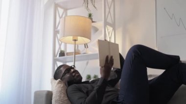 Kitap okuma hobisi. Kanepe evinde rahatlama hobisi.