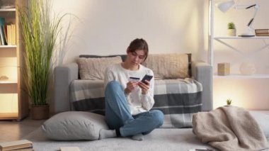 İnternet üzerinden alışveriş yapan ödemeli kadın telefon kartı.