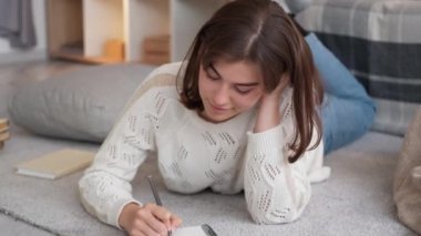 Düzenleyici günlük yazma ev kadını notu