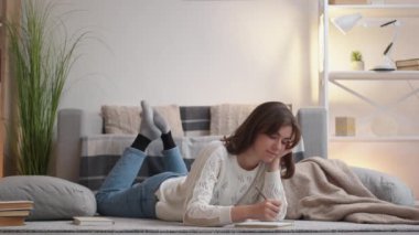 İlham verici öğrenci günlüğü üzerine çalışan bir kadın.