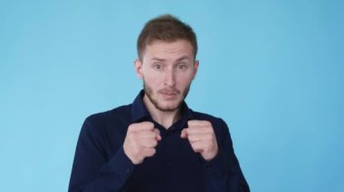Dövüş tehdidi kızgın saldırı adam Gif 'i yumrukluyor
