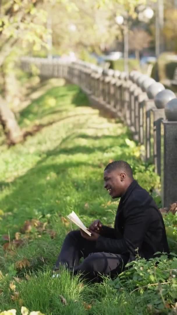 Nature lecture parc relaxant joyeux homme livre pelouse — Video