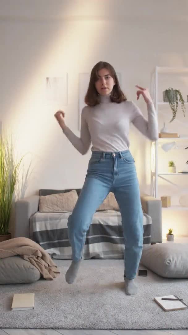 Vlogger lifestyle social media woman filming dance — Vídeo de Stock