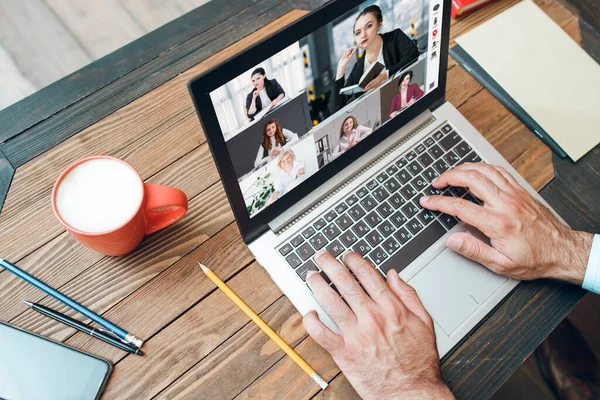 Business web chat video konferans laptop takımı — Stok fotoğraf
