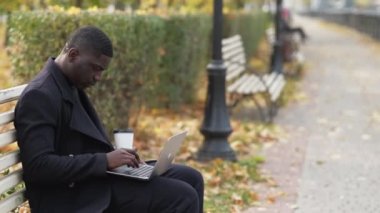 Açık havada çalışmak. Hayalimdeki iş. Bilgisayar parkı bankı.