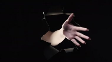 Yani jest yap. Yarı yarıya siyah yırtık duvar.