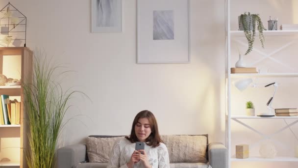 Telefon Dating Internet Beziehung Liebe Frau zu Hause — Stockvideo
