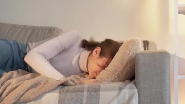 Sofá siesta casa resto perezoso fin de semana mujer acogedor — Vídeos de Stock
