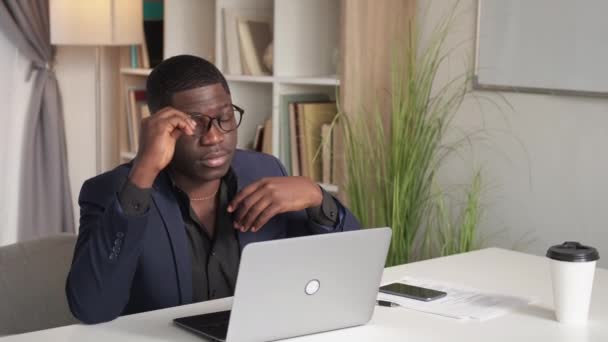 Trabalho pressão trabalho estresse homem cansado olhos escritório — Vídeo de Stock