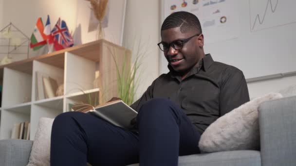 Buku inspirasi pengembangan profesional pria sofa — Stok Video
