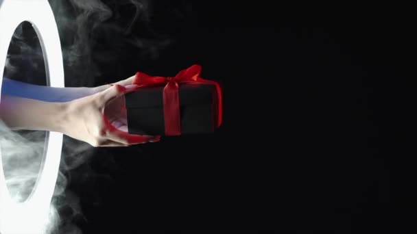 Чорна п'ятниця продаж святковий подарунок подарункова коробка рук — стокове відео