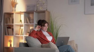 Bilgisayar keyfi internet eğlence evi mutlu kadın dinlenmesi