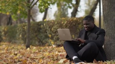 Dışarıda çalış serbest iş adamı dizüstü bilgisayar parkı