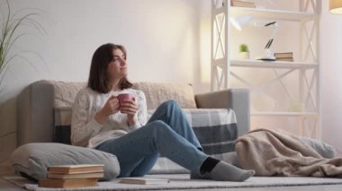 Kahve rahatla hafta sonu ev kadını pazar günü dinleniyor.