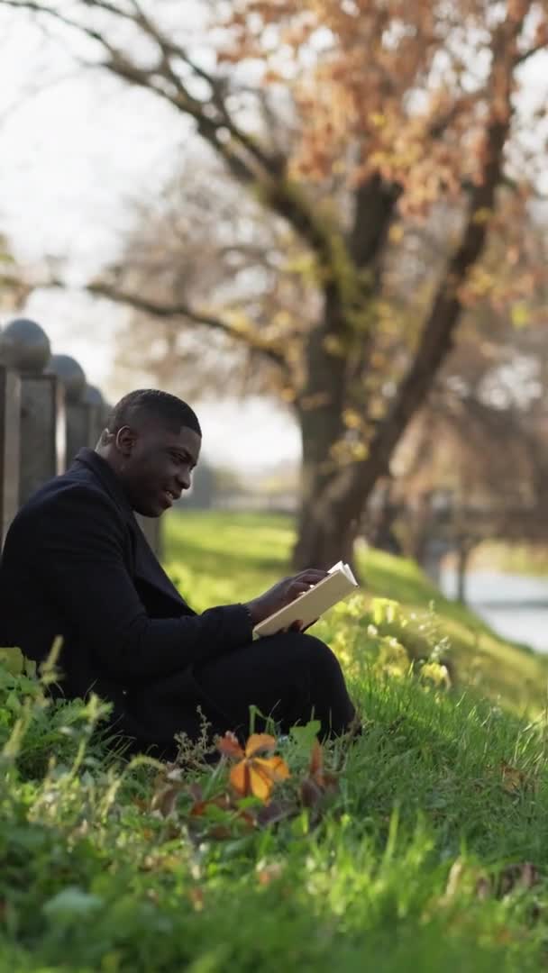 Leitura ao ar livre fim de semana recreação parque homem livro — Vídeo de Stock