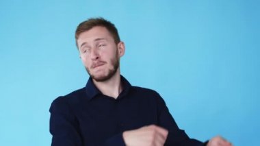 Aptal adam kaygısız eğlenceli hava görünmez davullar çalıyor.