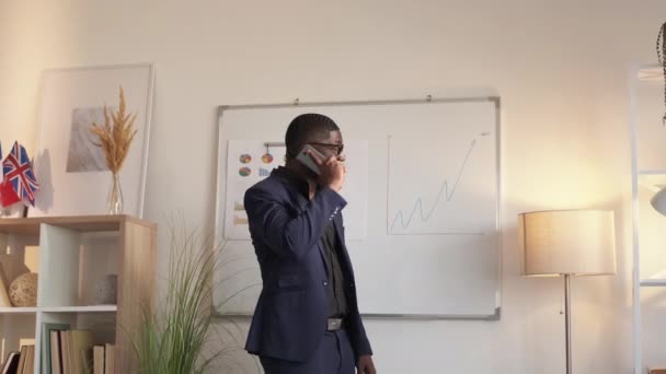 Oportunidad de negocio venta crecimiento hombre teléfono oficina — Vídeos de Stock