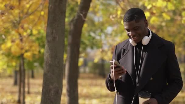 Teléfono de comunicación móvil chatear hombre caída parque — Vídeos de Stock