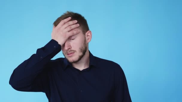 Yüz hareketi hayal kırıklığına uğramış adam stres gif döngüsü — Stok video