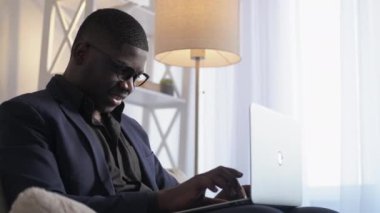 İnternet işi ilham verici adam dizüstü bilgisayarı ev