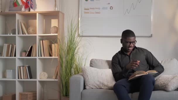 Бізнес читання книга дозвілля веселий чоловік диван — стокове відео