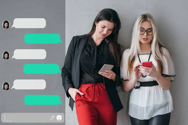 Chat virtual móvil comunicación negocios mujeres —  Fotos de Stock