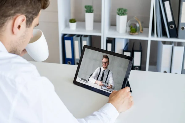 Wideo połączenie online spotkanie partnerzy biznesowi tablet — Zdjęcie stockowe