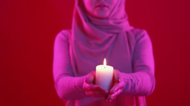 İslami bayram mumu ışığı Kadın duasını selamlıyor — Stok video