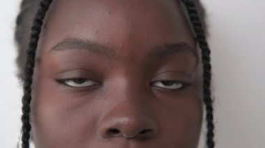 Gözler güzel ruh yansıması gülümseyen kadın yüzü