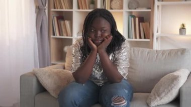 sıkıcı bir hafta sonu evi yalnızlığı üzgün bir kadın kanepede