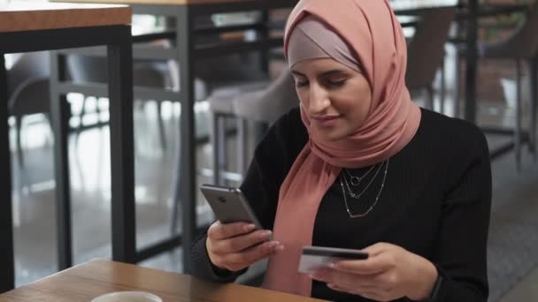 Telefone de pagamento digital de compras móvel cartão de mulher — Vídeo de Stock