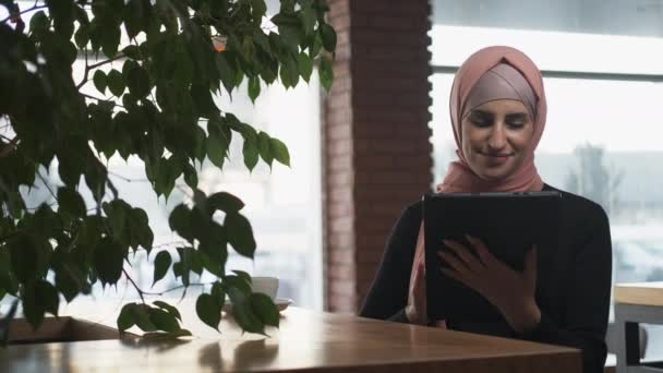 Café-restaurant indépendant travail à distance femme tablette — Video