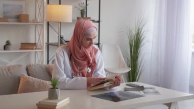 Hekim, teşhis araştırması doktoru kitabı okuyor.