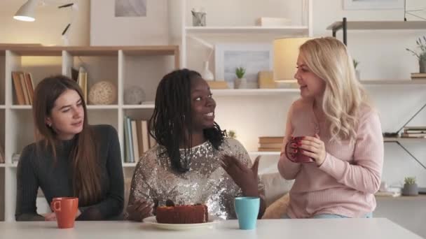 Hausgemachtes Dessert Mädchen Mittagessen Freunde Kuchen essen — Stockvideo