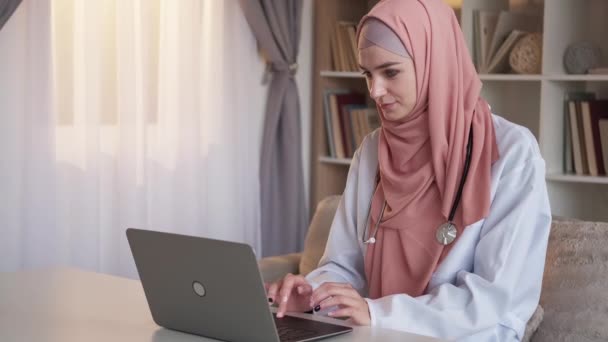 Online läkare telemedicin konsult kvinna bärbar dator — Stockvideo