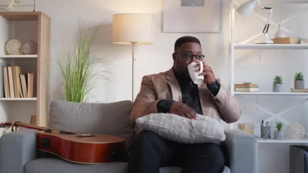 Caffè relax accogliente pausa casa uomo tazza riposo divano — Video Stock