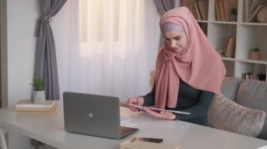 İş analizi strateji planı kadın çalışıyor