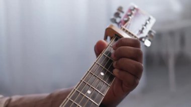 Gitar sanatçısı Fretboard adam eli oynuyor