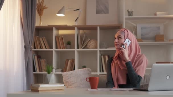 Мобильная связь кофе брейк женский телефон — стоковое видео