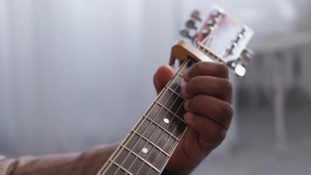 Gitarr musik artist spelar fretboard man händer — Stockvideo