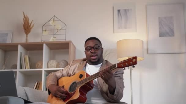 Muzyka vlogger gitara kurs człowiek online laptop do domu — Wideo stockowe