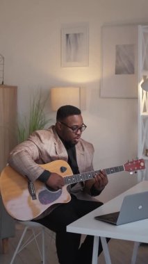 Online müzik sınıfı gitar dersi adamı evi