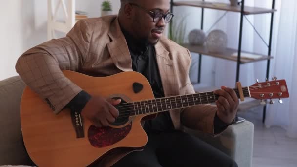 Muž kytarista hudební volný čas hraje akordy domů — Stock video