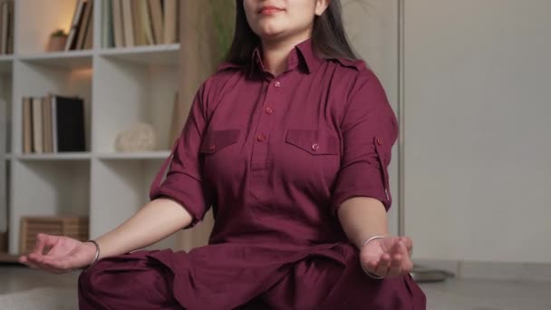 Casa meditação ioga gesto mulher mudra lotus — Vídeo de Stock