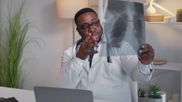 Radiologia médico diagnóstico médico homem raio-x filme — Vídeo de Stock