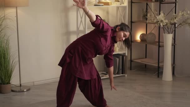 Yoga estiramiento hogar deporte saludable mujer entrenamiento — Vídeos de Stock