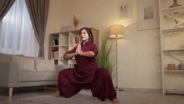 Yoga keyfi rahatlama egzersizi sakin bir kadın eve geliyor. — Stok video