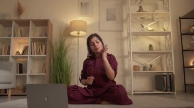 çevrimiçi yoga sınıfı internet çalışan kadın dizüstü bilgisayar