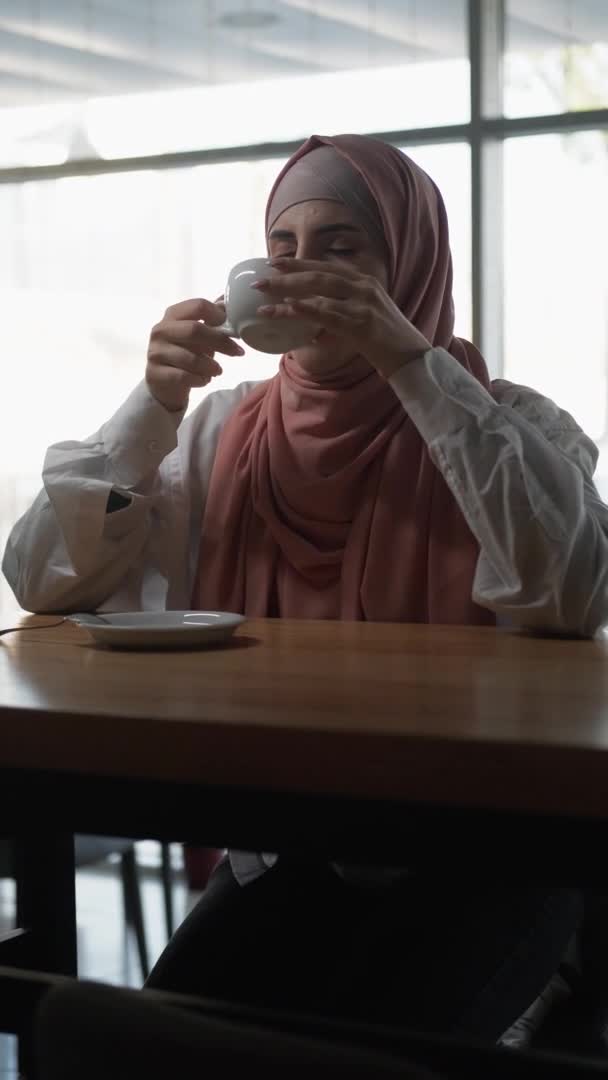 Kvinne på kafeen som drikker kaffepause – stockvideo