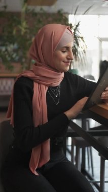 wifi Zone uzak ağ kafe kadın dijital tableti